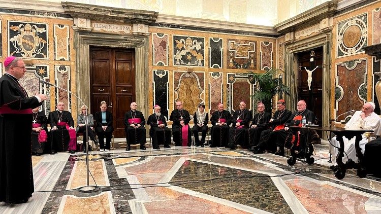 Großé Runde: Der Papst spricht 2022 mit deutschen Bischöfen über den Synodalen Weg