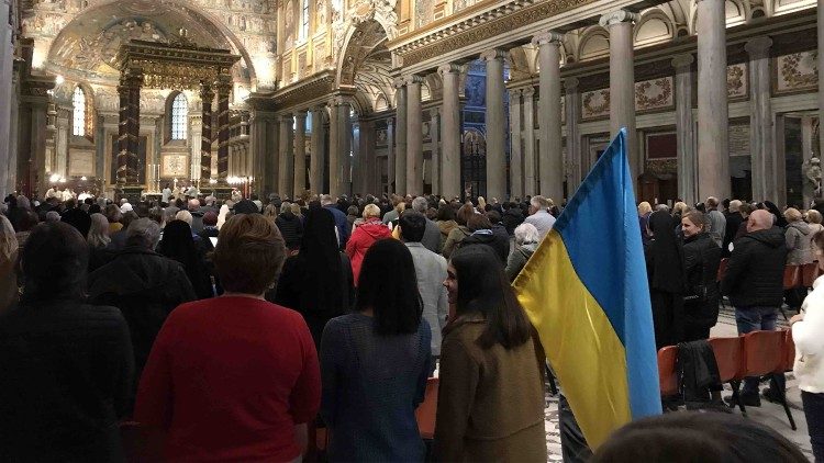 Fieles ucranianos presentes en la misa presidida por el Secretario de Estado Vaticano Parolin