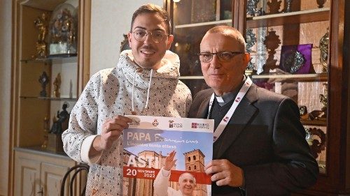 Asti, il giovane artista del logo e della croce: sentiamo il Papa come uno di noi