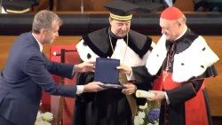 米兰圣心大学授予拉瓦西枢机荣誉博士学位