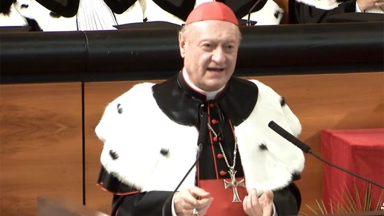 Il cardinale Ravasi mentre tiene la sua lectio magistralis