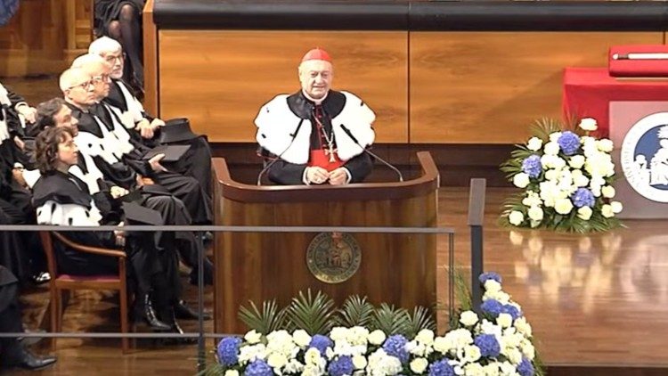 Il cardinale Gianfranco Ravasi tiene la sua prolusione dopo il conferimento della laurea honoris causa