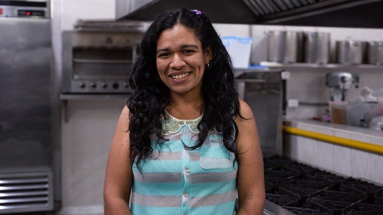 Cleiry Solórzano had to abandon her medical studies to emigrate from Venezuela. In Colombia she now earns her living baking bread and as a pastry chef, thanks to the training and help received from the Scalabrinians. (@Margherita Mirabella/Archivio GSF)