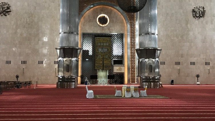 Bên trong Đền thờ Hồi giáo