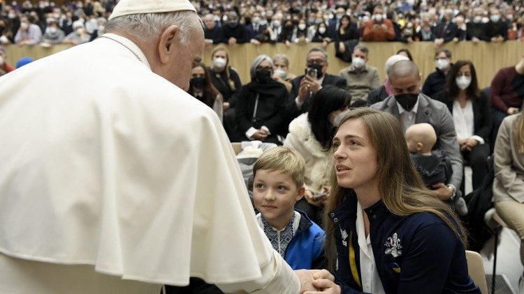 Viktoria saluta Papa Francesco