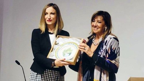 Cecilia Seppia (a sinistra), curatrice del progetto “Laudato si'" del Dicastero per la Comunicazione, giornalista di Vatican News - Radio Vaticana, riceve a Bari il premio Sentinella del Creato di Greenaccord Onlus
