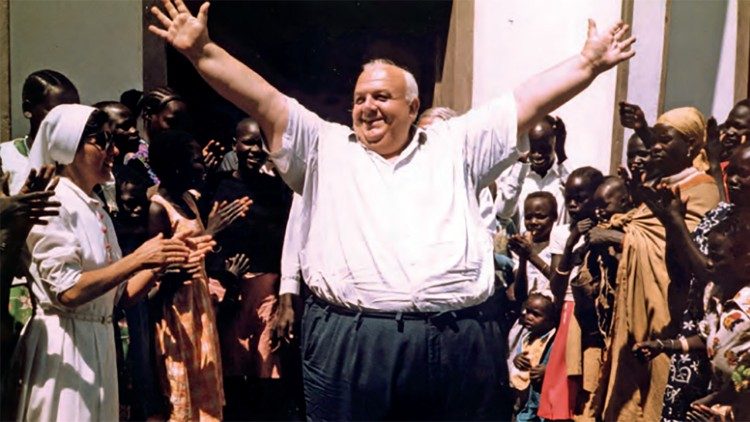 Don Vittorio Pastori nella regione della Karamoja, in Uganda
