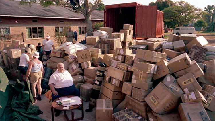 Don Pastori in mezzo agli scatoloni da distribuire alle popolazioni cambogiane