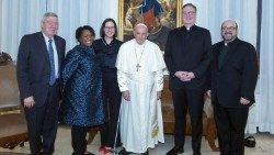 2022.11.28 Papa Francesco con alcuni membri di America Magazine a Santa Marta