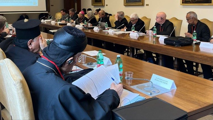 Rencontre des présidents des réunions internationales des Conférences épiscopales et des coordinateurs des groupes de travail continentaux avec le Secrétariat général du Synode, à Rome le 28 novembre 2022.