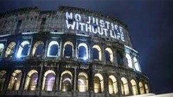 Il Colosseo illluminato contro la pena di morte