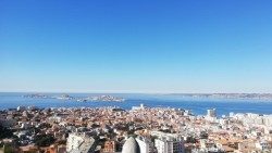 Vue sur les îles du Frioul depuis la basilique Notre-Dame de la Garde de Marseille. 