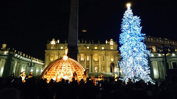 El árbol de Navidad y el pesebre de la Plaza de San Pedro permanecen accesibles al público hasta el 8 de enero de 2023, que coincide con la Fiesta del Bautismo del Señor, concluyendo el tiempo litúrgico de la Navidad.