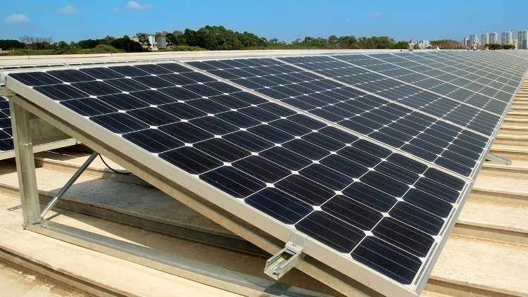 Pannelli solari sul tetto di un edificio