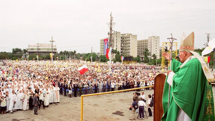 Le Pape Jean-Paul II saluant les fidèles à l'issue de la messe célébrée à La Havane, le 25 janvier 1998.