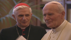 Papež Janez Pavel II in kardinal Joseph Ratzinger ob predstavitvi Katekizma katoliške Cerkve pred 30. leti.
