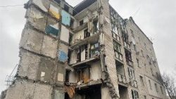 Un edificio distrutto a Izyum, in Ucraina