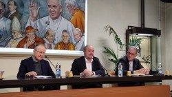 Conferenza stampa di presentazione dell'Incontro Internazionale di giornalisti a Lourdes, da sinistra padre Michel Daubanes, Jean-Marie Montel, don Stefano Stimamiglio