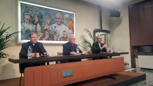 Erzbischof Gintaras Grušas (erster von links) bei der Pressekonferenz am Mittwoch in der Sala Marconi in den Räumen von Radio Vatikan