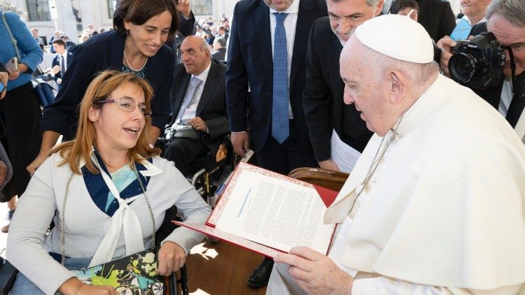 Giulia Cirillo consegna al Papa il documento “La Chiesa è la nostra casa” 