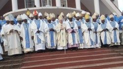 2022.12.15 Cameroun messe d'au revoir de Mgr Murat