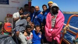 Don Ferrari a bordo della 'Mare Jonio' con i migranti soccorsi la sera precedente, alle porte di Lampedusa 