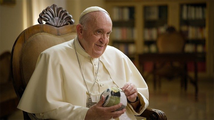 O Papa com a bola de trapos