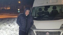 Kardinal Konrad Krajewski fährt eigenhändig mit Spenden in die Ukraine
