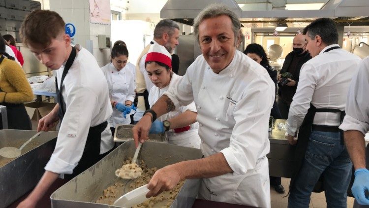 Lo chef palermitano Filippo La Mantia nella cucina del carcere romano di Rebibbia, per il Pranzo di Natale 2022