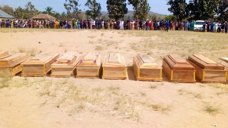 Il funerale dei cristiani uccisi a Kafanchan, in NigeriaIl funerale dei cristiani uccisi a Kafanchan, in Nigeria 