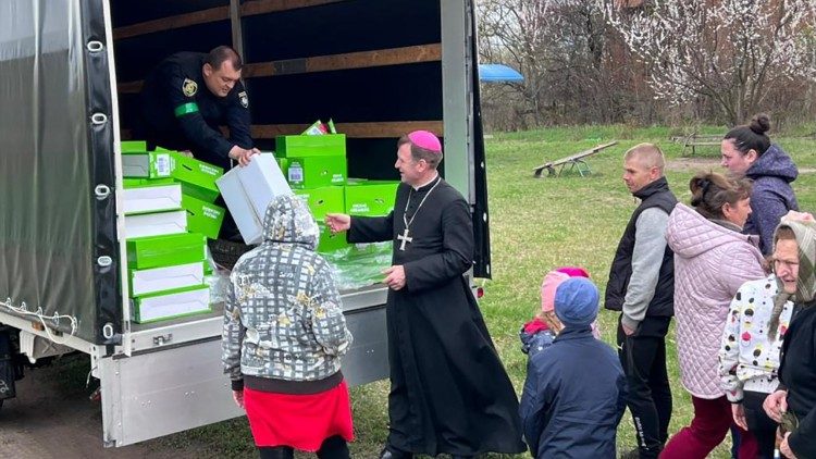 Bischof Honcharuk nimmt Hilfsgüter entgegen (Archivbild)
