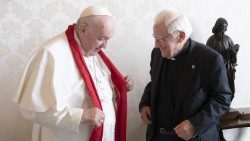 Le Pape François et le père Angel Garcia Rodriguez, le 1er décembre 2022, au Palais apostolique. 