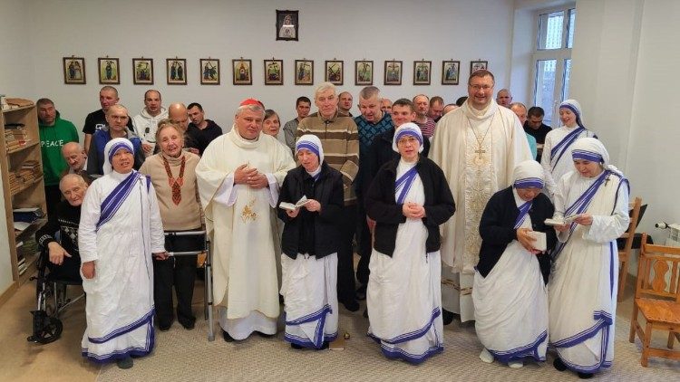 El Limosnero papal con las Misioneras de la Caridad de Kyiv