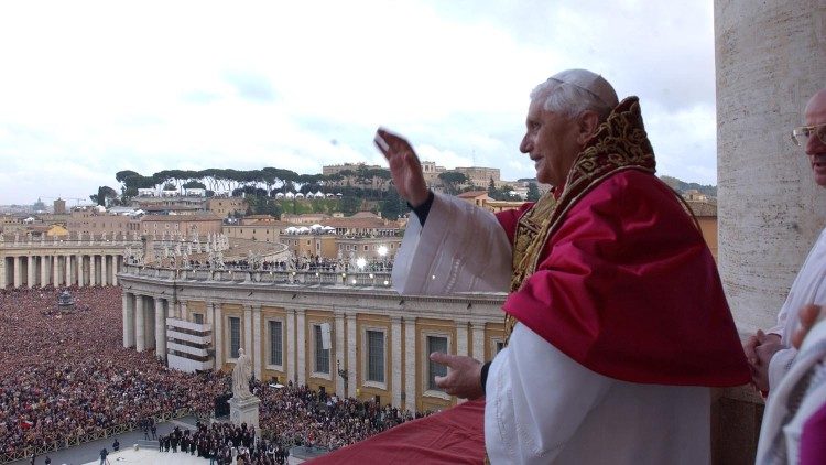 教皇に選出された日　信者らを祝福するベネディクト16世　2005年4月19日
