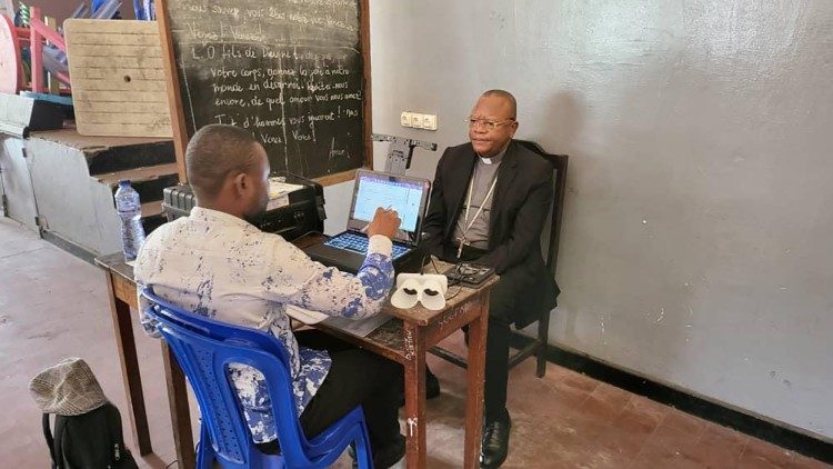 Le cardinal Fridolin Ambongo, archevêque de Kinshasa, au centre d’enrôlement de l’école Saint-Raphaël de Limété - Kinshasa, mardi 27 décembre 2022.