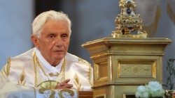 Benedicto XVI durante una celebración eucarística.