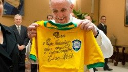 Pope Francis receives the gift of a football jersey with dedication and autograph by Pelè