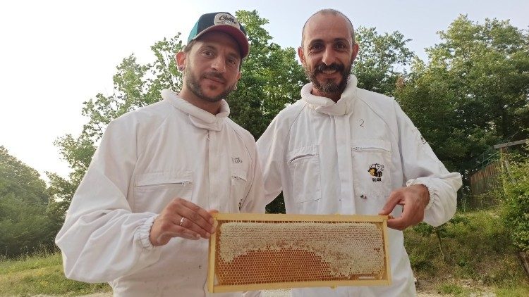 Pazienti de "Il Quadrifoglio" nel laboratorio di apicoltura