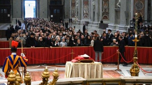 La salma di Benedetto XVI esposta a San Pietro, l’omaggio di migliaia di fedeli 