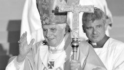 Benedicto XVI y el hoy cardenal Konrad Krajewski