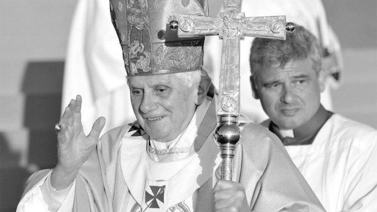 Papież Benedykt XVI i kard. Konrad Krajewski