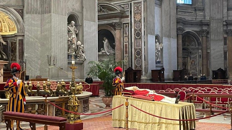 Fiéis prestam homenagem ao Papa emérito na Basílica de São Pedro