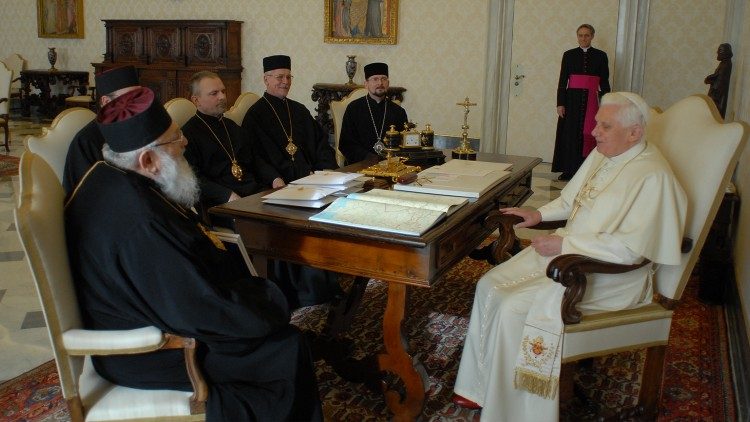 Папа Венедикт XVI з єпископами УГКЦ під час візиту ad Limina в 2008 році