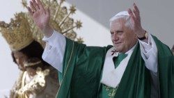 El Papa Benedicto XVI durante su visita a Valencia, España (2006)