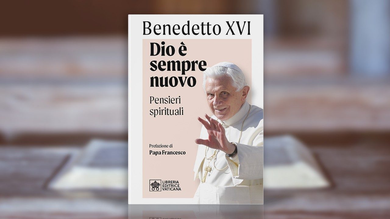 Il Papa: la teologia di Benedetto XVI, passione e ricchezza intrise di Vangelo 