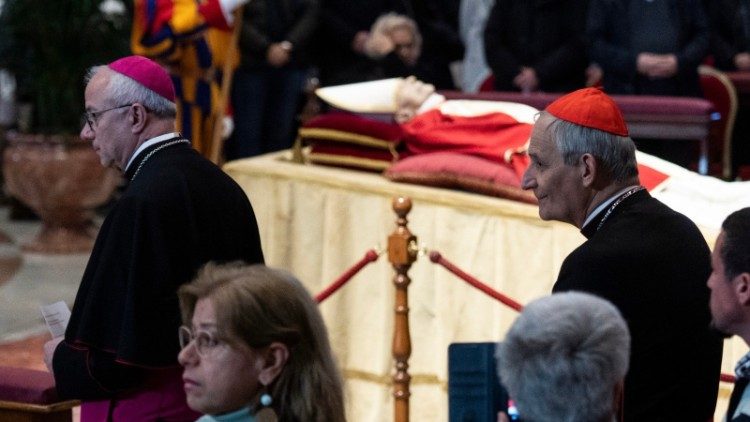 Baturi (a sinistra) e Zuppi lasciano il feretro di Papa Ratzinger