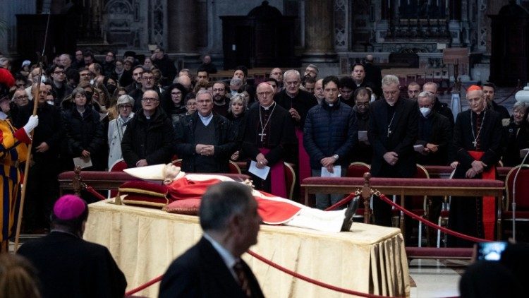 Il cardinale Matteo Zuppi (a destra in prima fila), presidente della Cei e arcivescovo di Bologna, guida la delegazione che rende omaggio a Benedetto XVI. Al centro, sempre in prima fila, il segretario generale Giuseppe Baturi