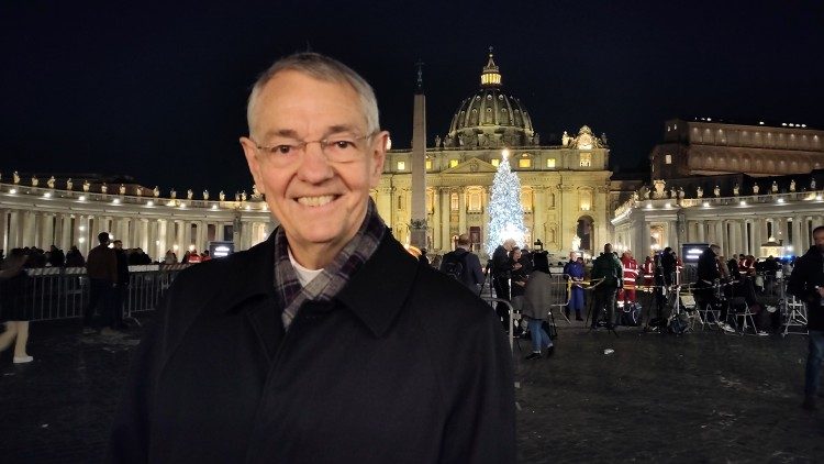 Der emeritierte Erzbischof von Bamberg Ludwig Schick auf dem Petersplatz am Abend vor dem Requiem für Benedikt XVI.