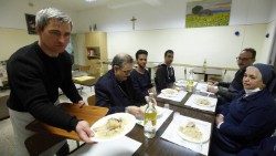Primo gennaio 2023: nella mensa della Caritas diocesana a Siena i pasti sono stati preparati dai detenuti del carcere cittadino. Un'iniziativa voluta dal cardinale Lojudice. (Foto di Paolo Lazzeroni)