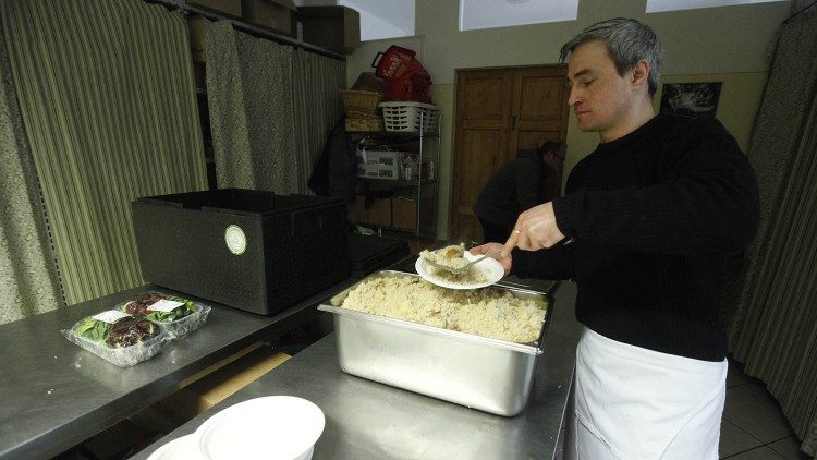 Ultimi preparativi prima di servire i pasti preparati dai detenuti (Foto di Paolo Lazzeroni).